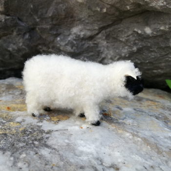 Stehendes Schaf mit dunklem Gesicht aus Echtfell zu 10-12-cm-Figuren